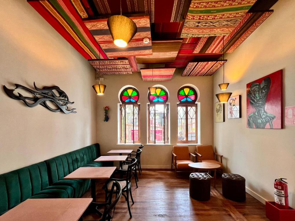 Comedor con techo de textiles andinos y vitrales